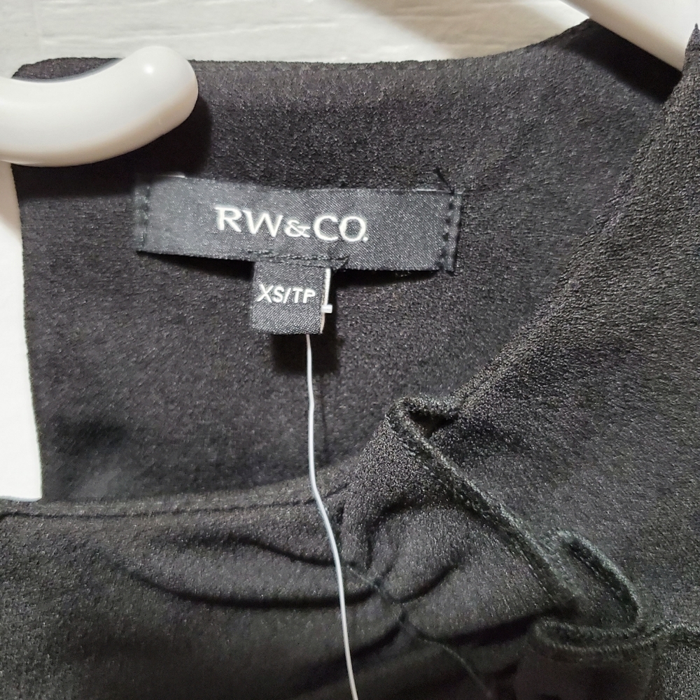 RW&Co. Cold-shoulder top - Picture 2 of 4